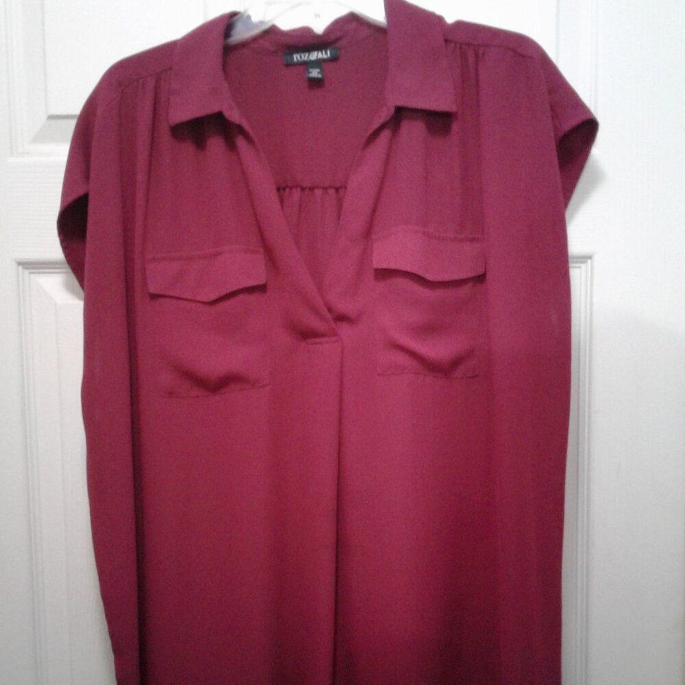 Roz & Ali Woman 2x Maroon Short Sleeve Pocket Shirt